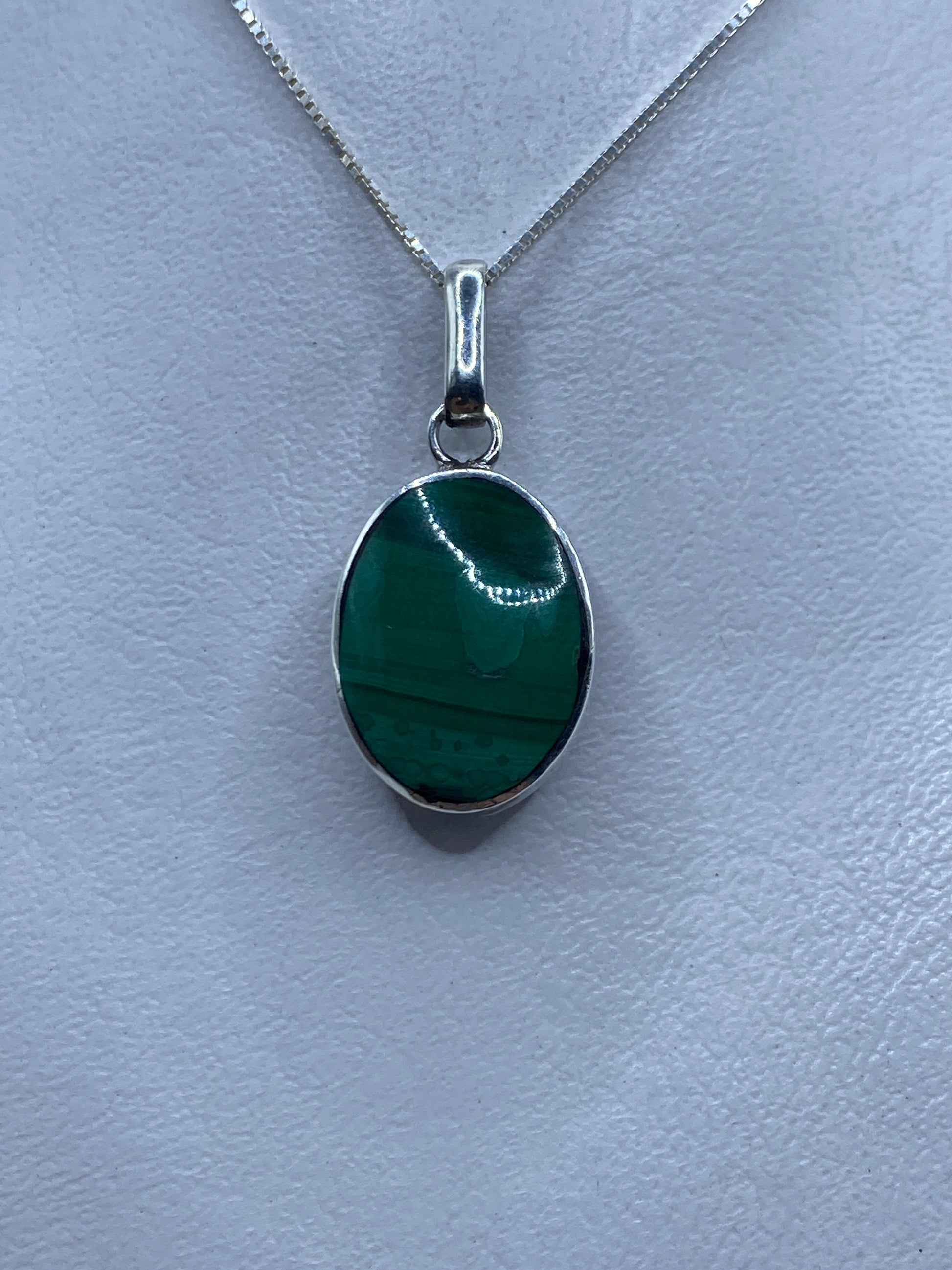 Dije de plata .925 con malaquita verde oscura sobre cadena fina, vista frontal