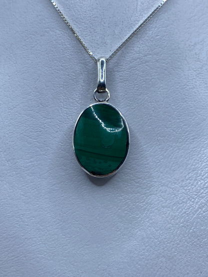 Dije de plata .925 con malaquita verde oscura sobre cadena fina, vista frontal