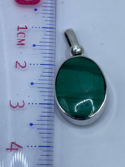 Dije de malaquita y plata sobre piel clara, mostrando proporción de uso