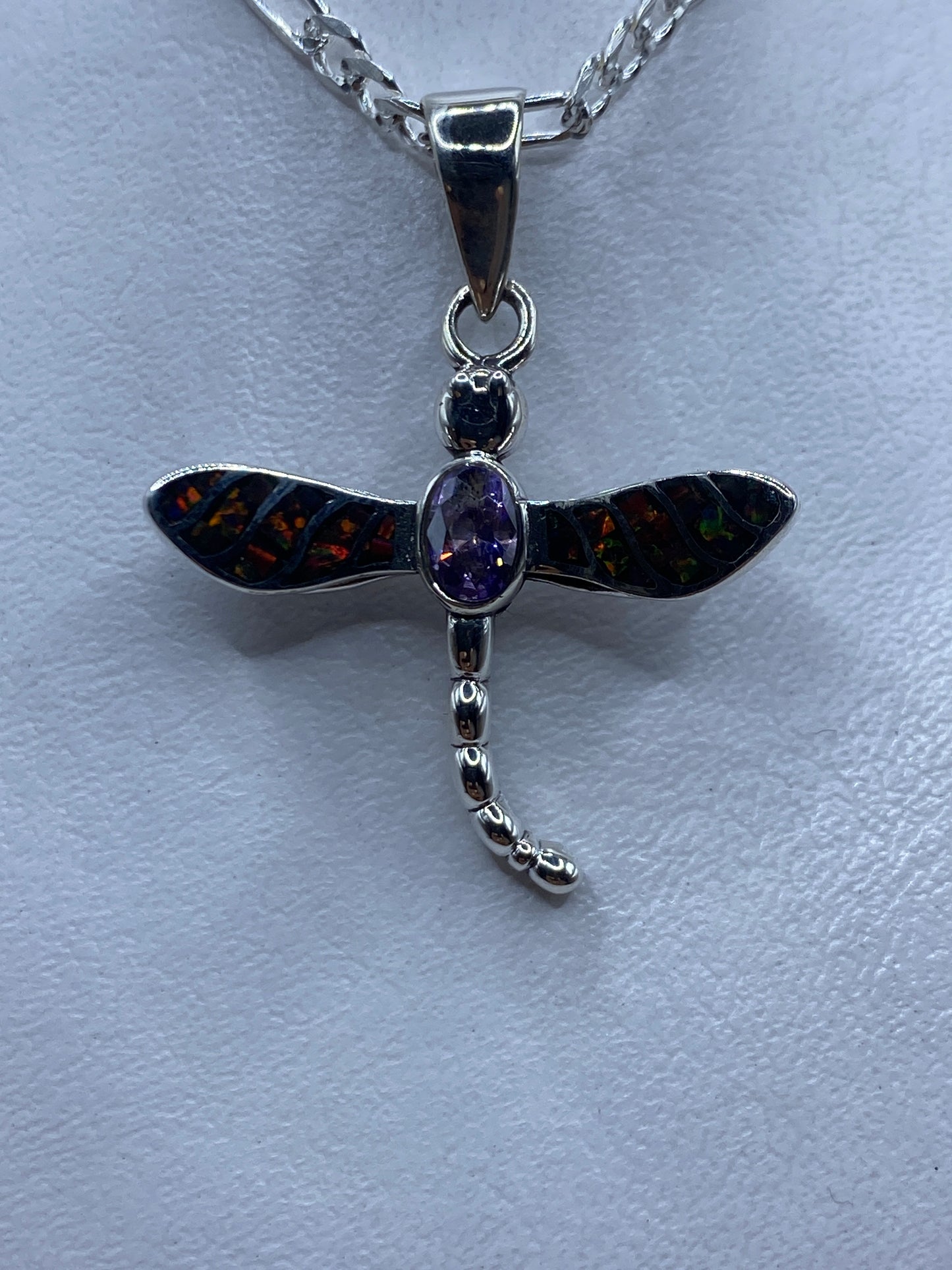 Dije libélula de plata .950 con ópalo de fuego multicolor en plano frontal