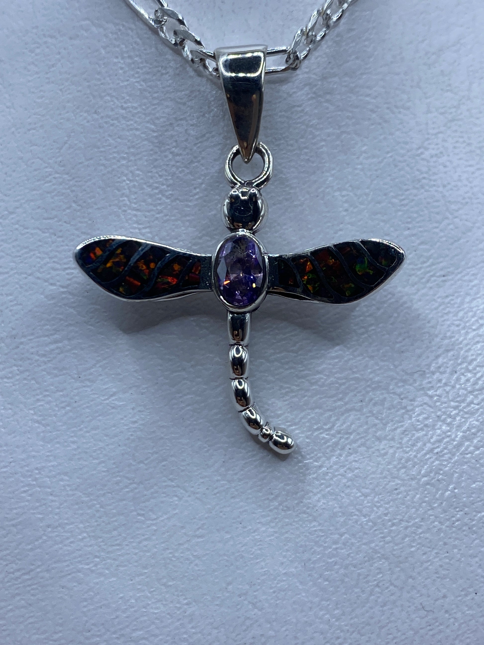 Dije libélula de plata .950 con ópalo de fuego multicolor en plano frontal