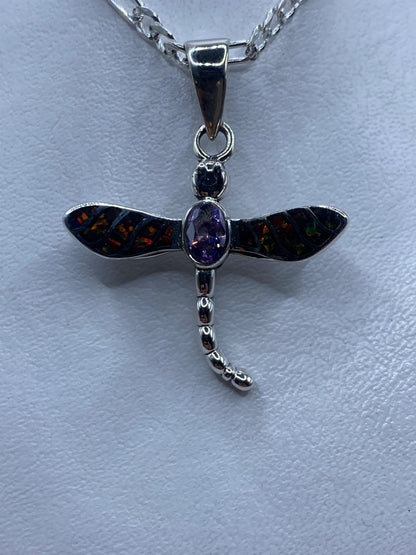 Dije libélula de plata .950 con ópalo de fuego multicolor en plano frontal