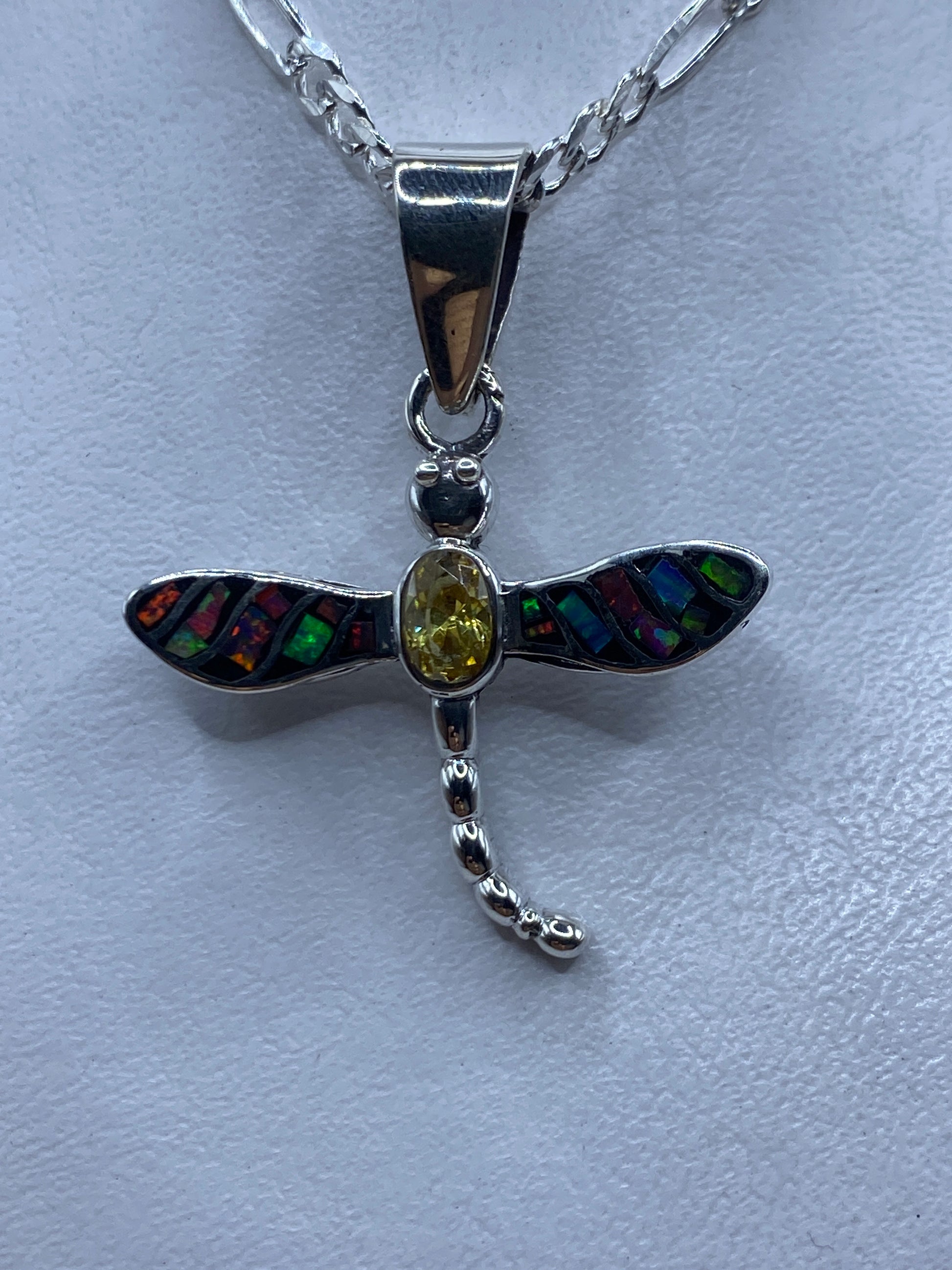 Dije libélula de plata .950 con ópalo de fuego multicolor engastado a mano