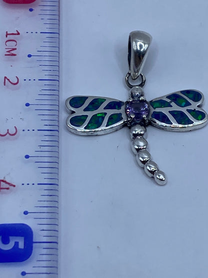Comparación de tamaño del dije con regla: 3.7 cm de largo, peso 3 g