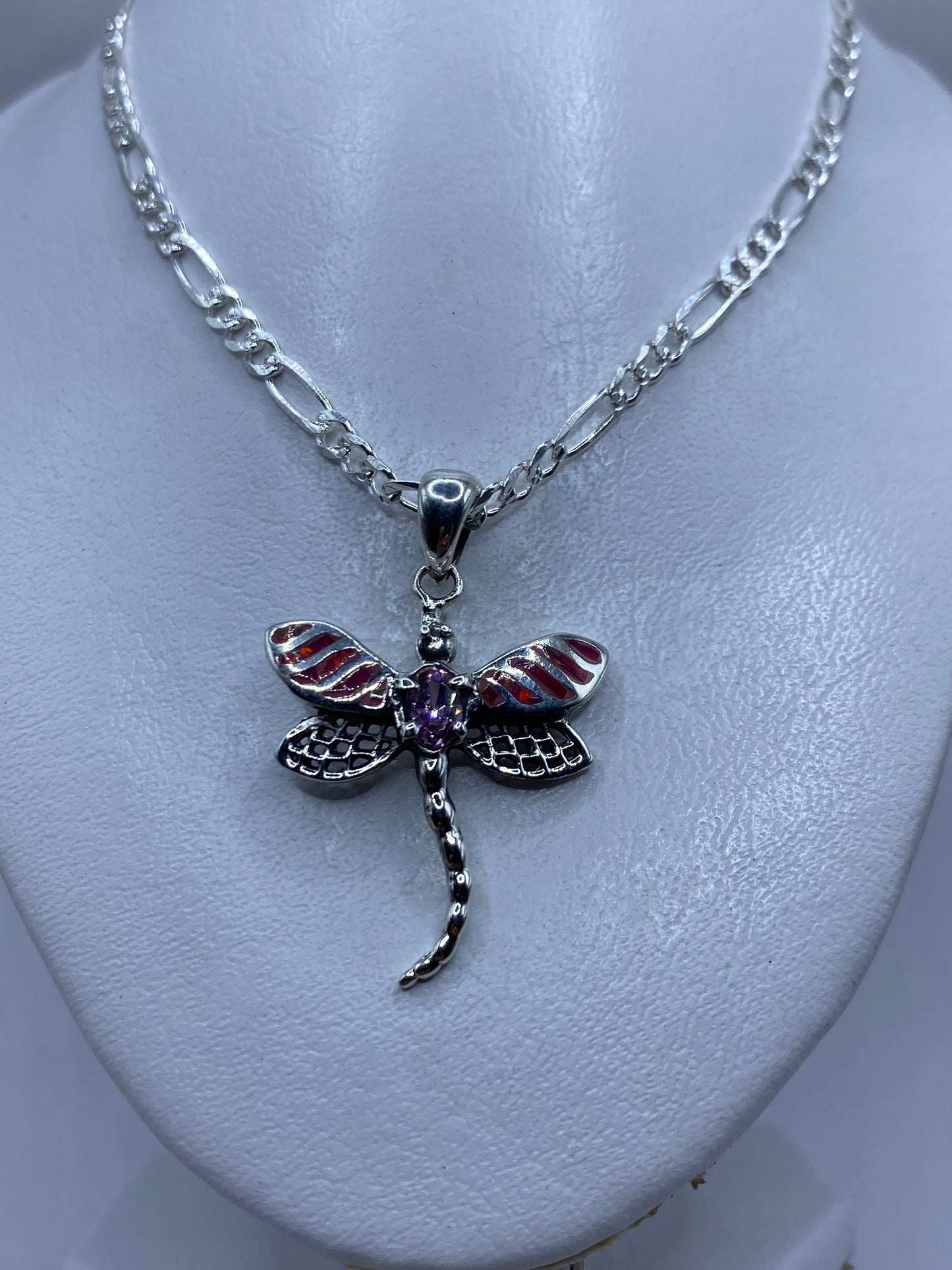 Dije libélula de plata .950 con Ópalo de Fuego rosa en detalle, mostrando el engaste a mano de la piedra