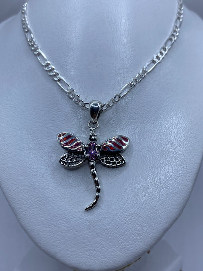Dije libélula de plata .950 con Ópalo de Fuego rosa en detalle, mostrando el engaste a mano de la piedra