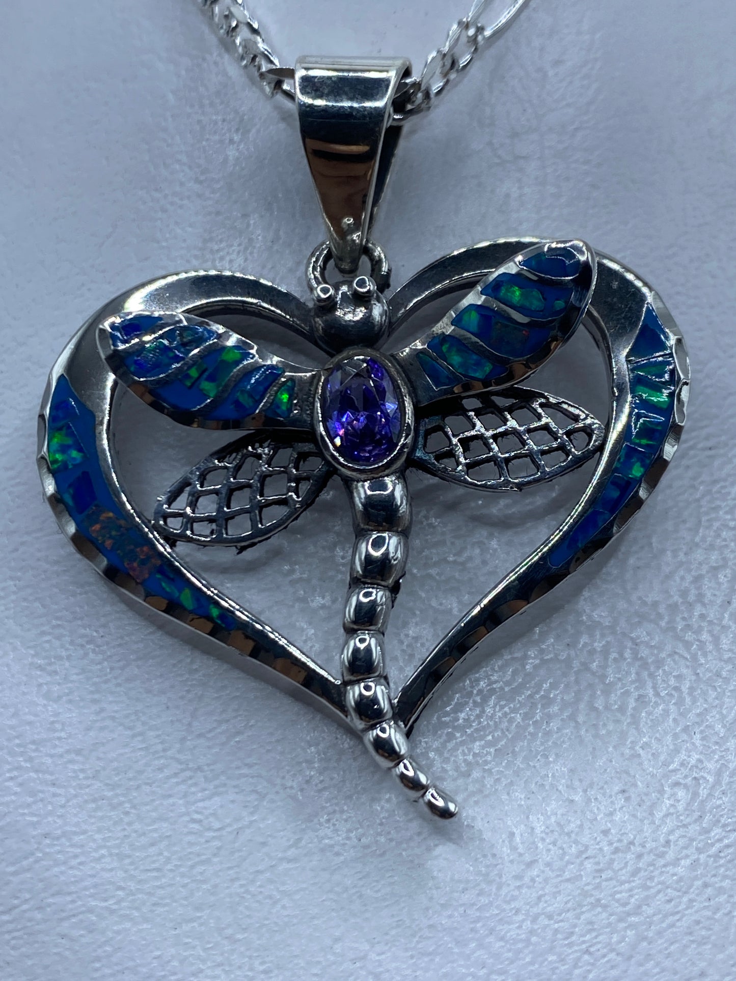 Dije libélula de plata .950 con ópalo de fuego azul, colgado en cadena de plata