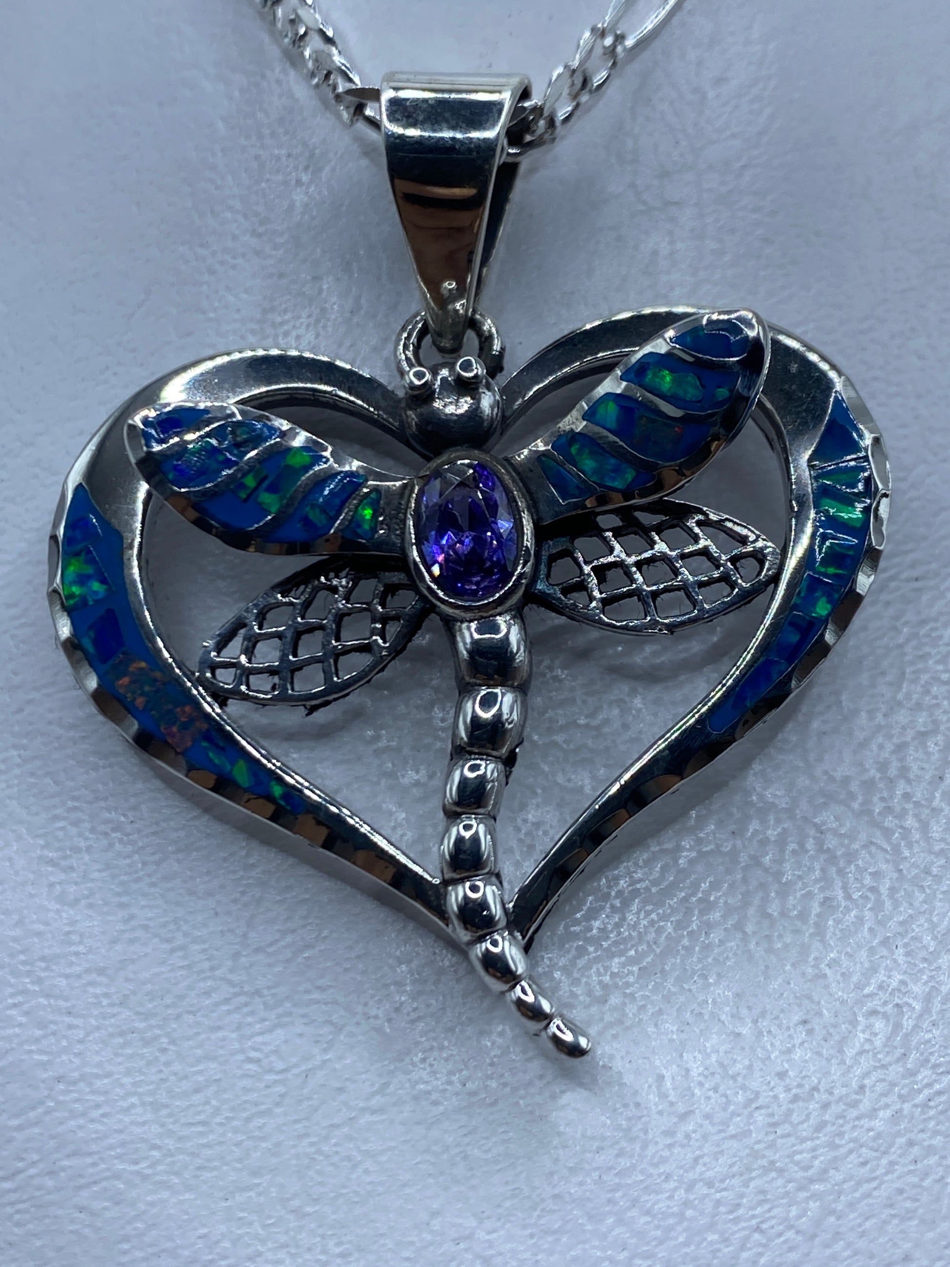 Dije libélula de plata .950 con ópalo de fuego azul, colgado en cadena de plata