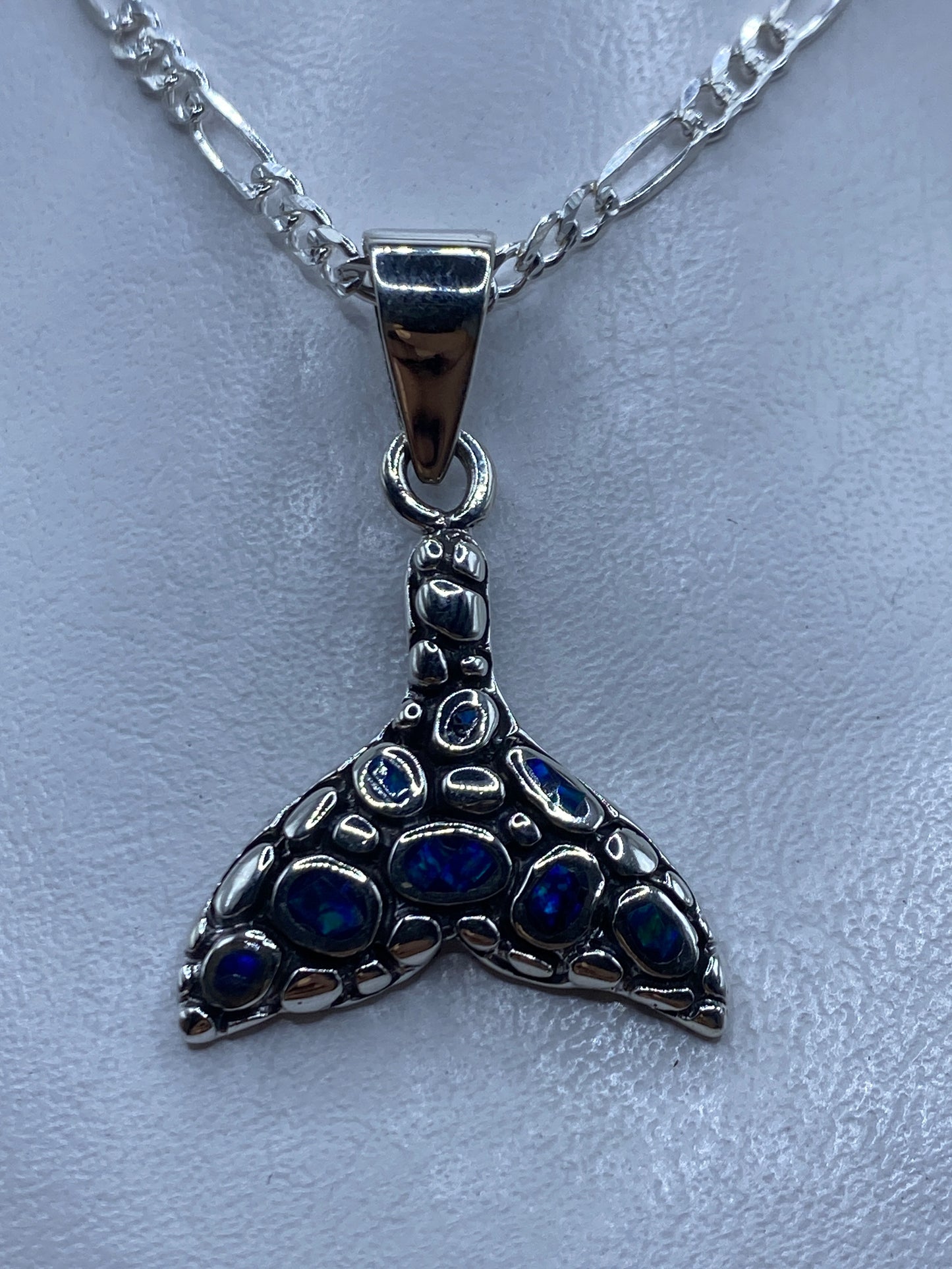 Dije de plata en forma de cola de ballena con ópalo de fuego azul colgando en cadena