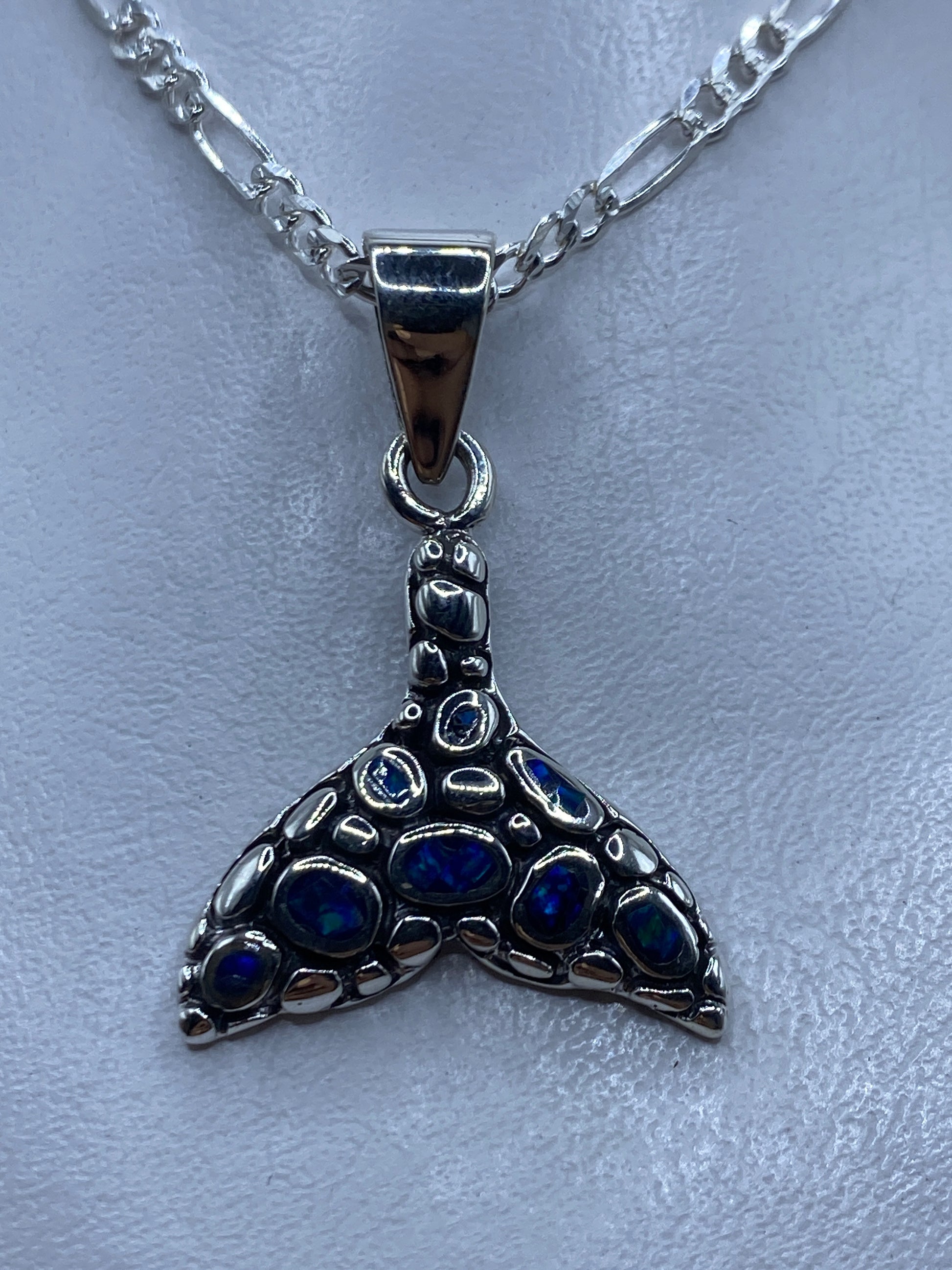 Dije de plata en forma de cola de ballena con ópalo de fuego azul colgando en cadena