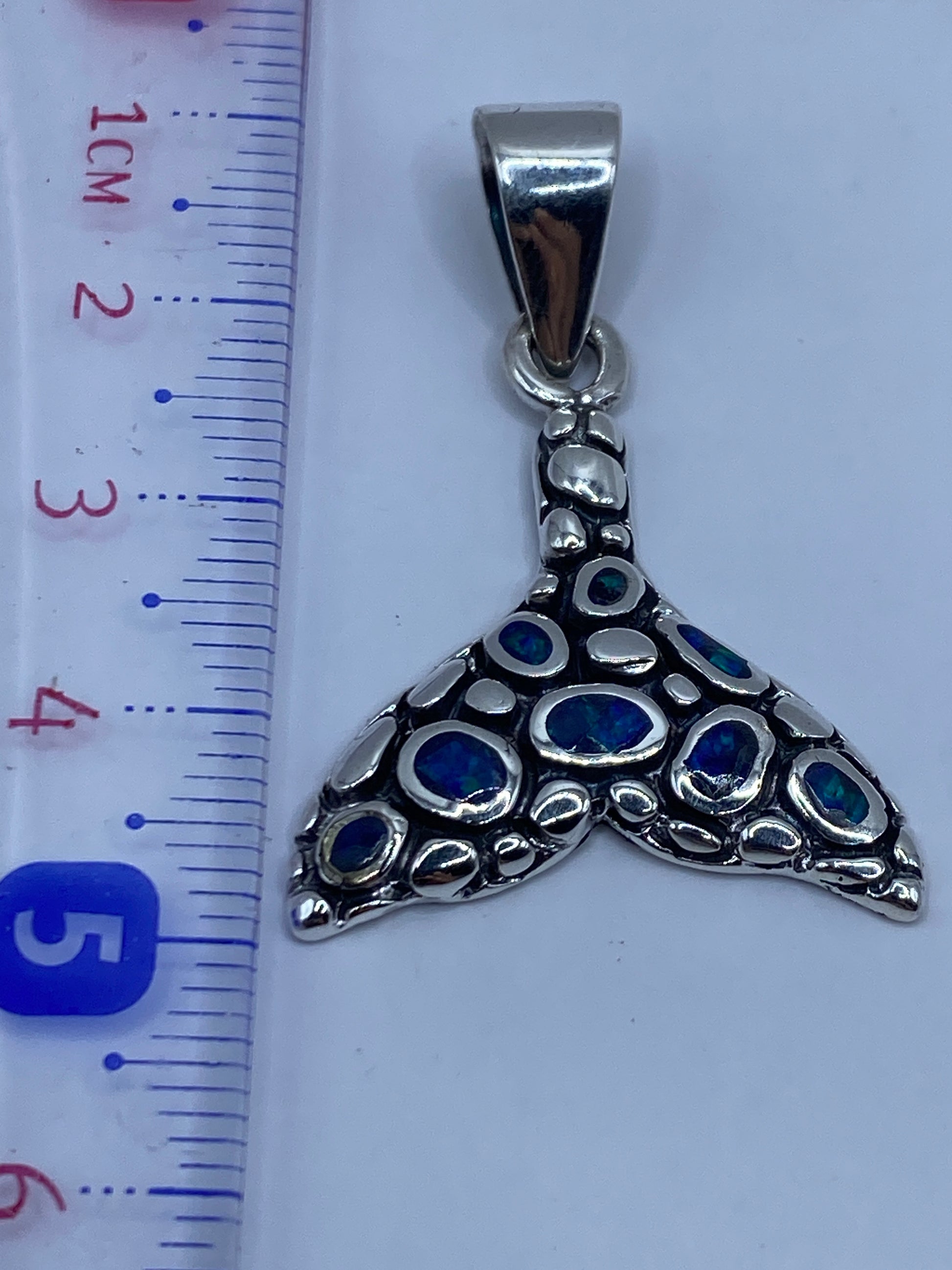 Patrón perlado de la cola de ballena vista de cerca, mostrando el trabajo artesanal