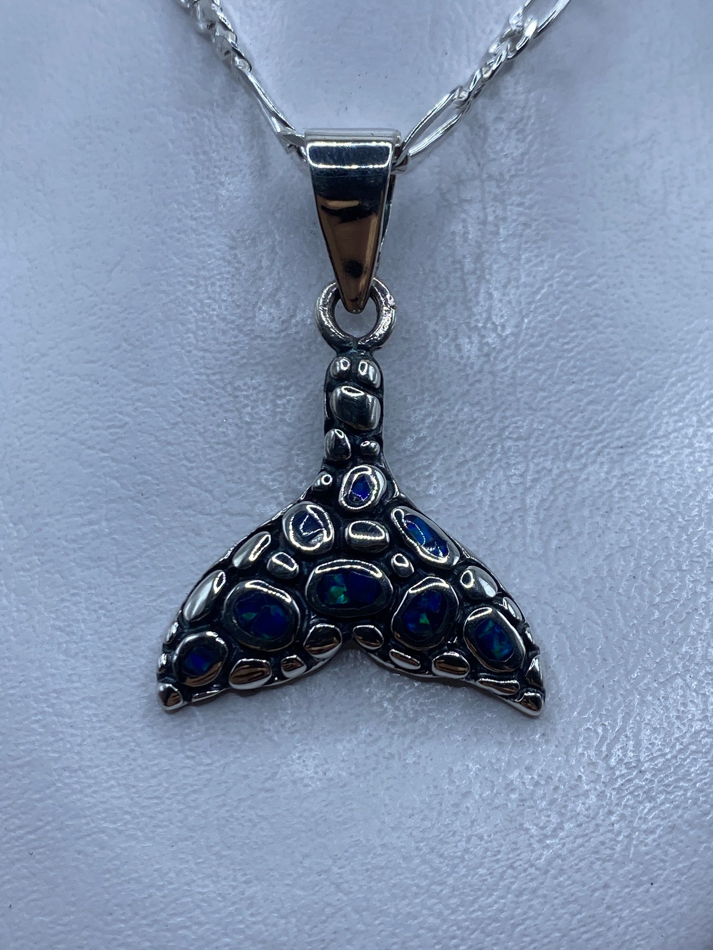 Dije de plata cola de sirena con opalo de fuego azul engastado, colgando de cadena figaro