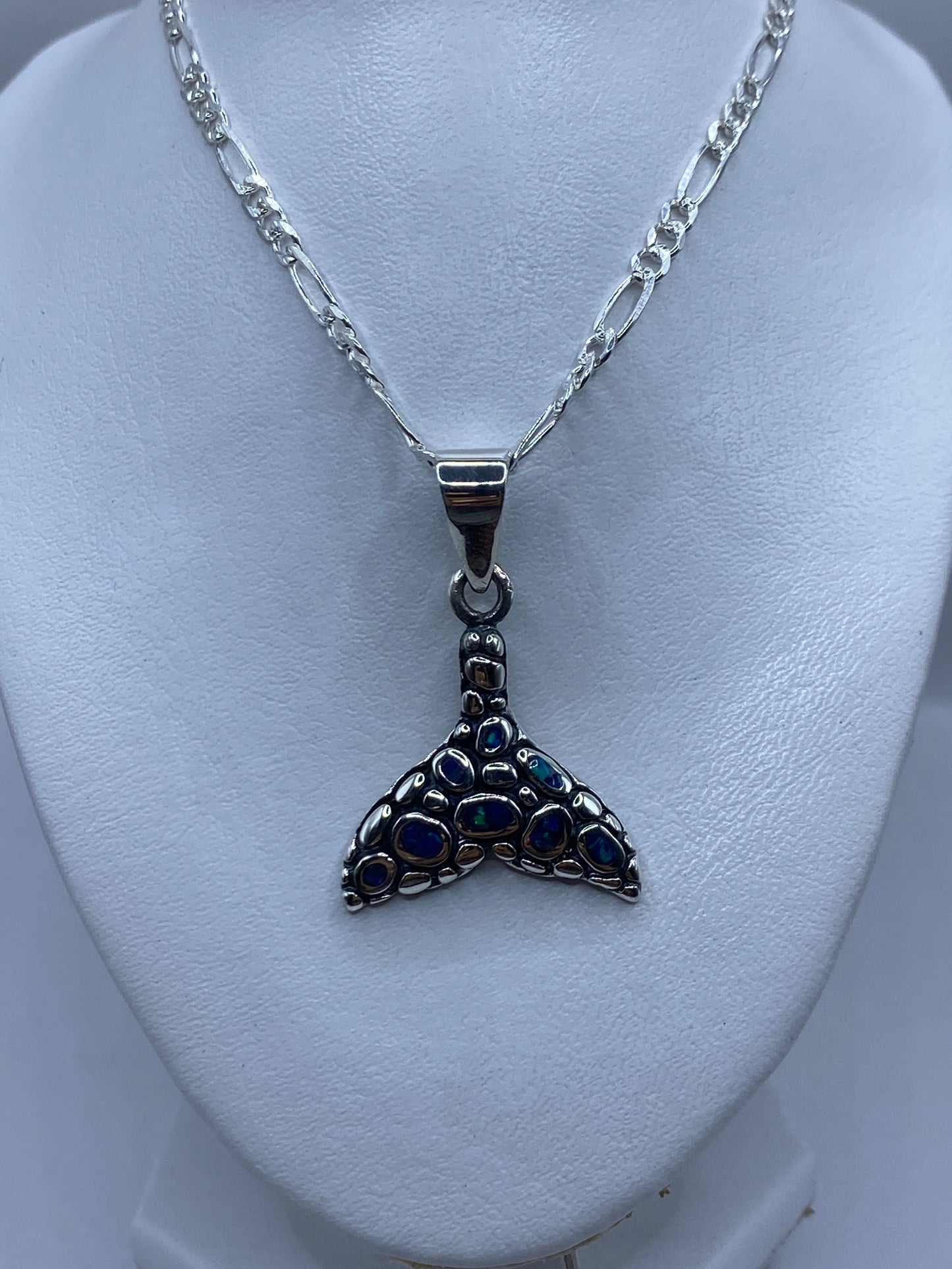 Detalle de la piedra opalo de fuego con reflejos azules y destellos iridiscentes