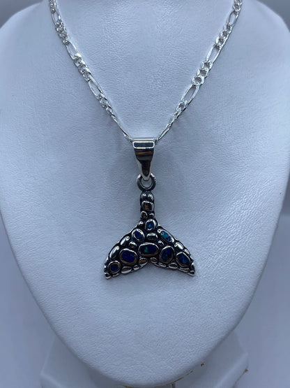 Detalle de la piedra opalo de fuego con reflejos azules y destellos iridiscentes