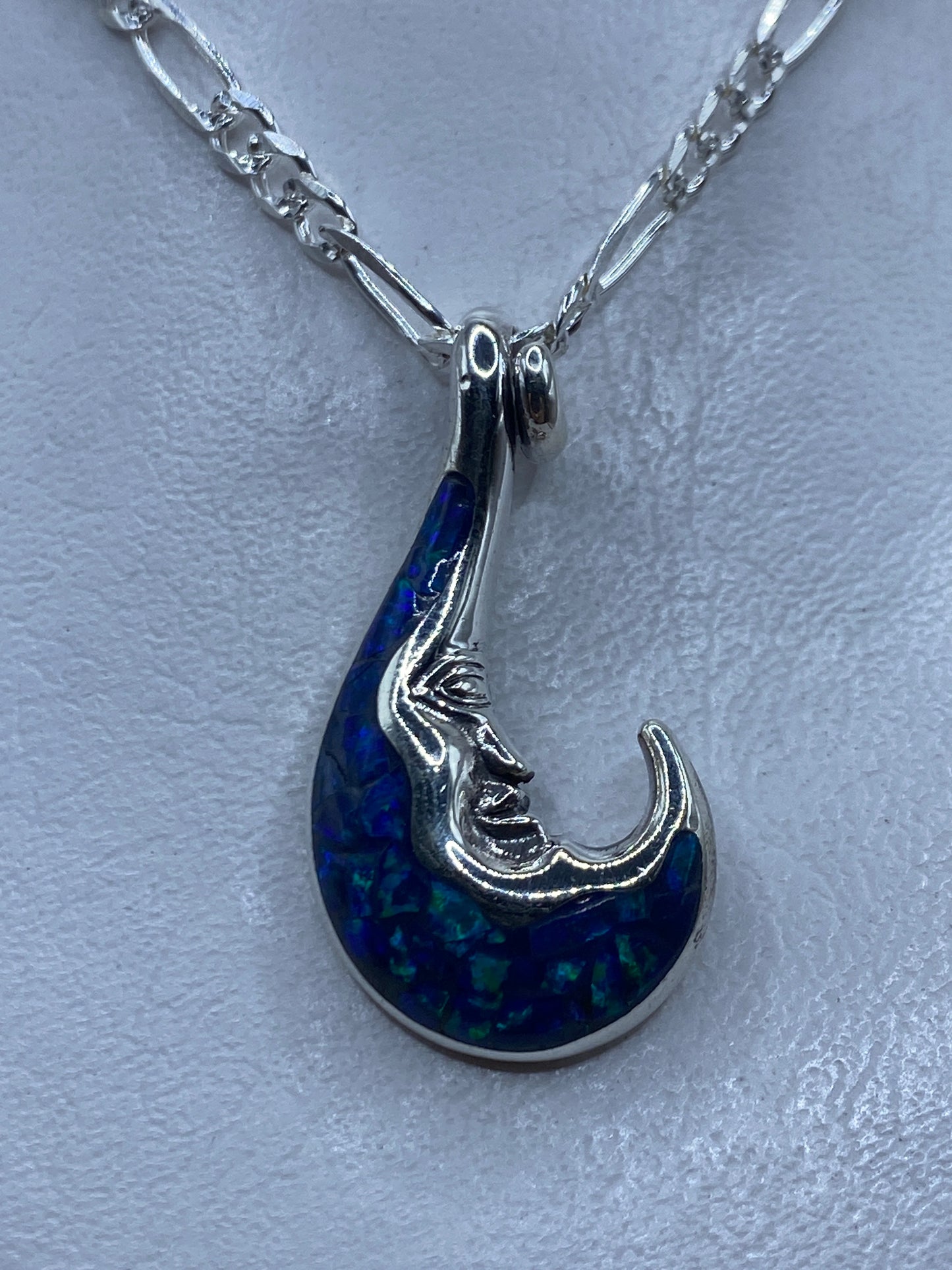 Dije de plata con Ópalo de Fuego azul colgando de una cadena Figaro