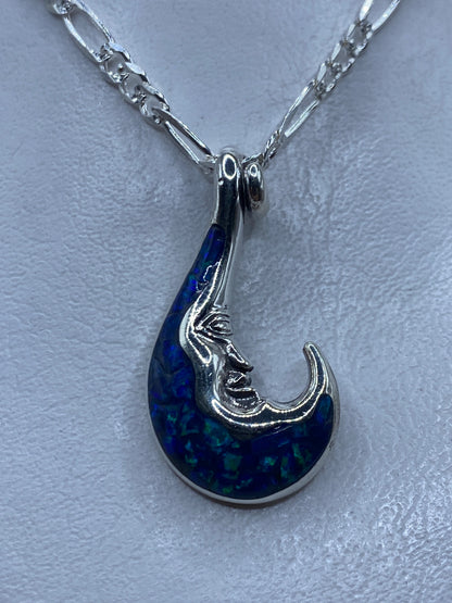 Dije de plata con Ópalo de Fuego azul colgando de una cadena Figaro