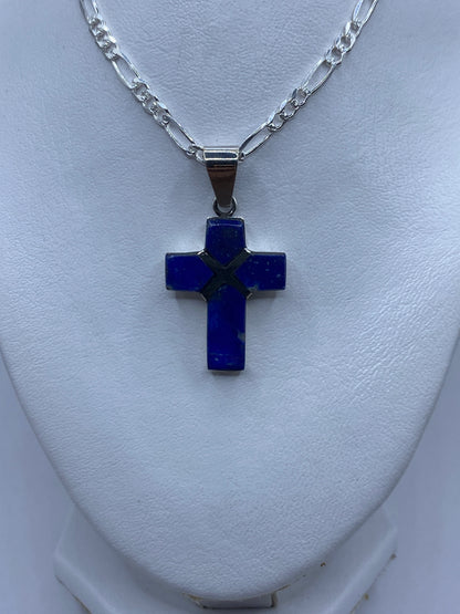 Detalle del dije cruz en plata .950 con Quinto visible, escala de 4.5 cm
