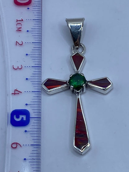 Medición de dije cruz: 6.2 cm de largo, sobre escala en centímetros