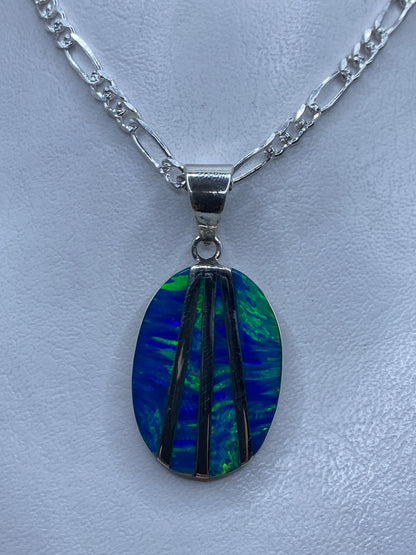 Dije de plata ópalo de fuego azul con incrustación de piedra, colgando de cadena figaro