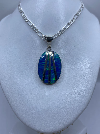 Detalle del ópalo azul incrustado a mano en plata .950