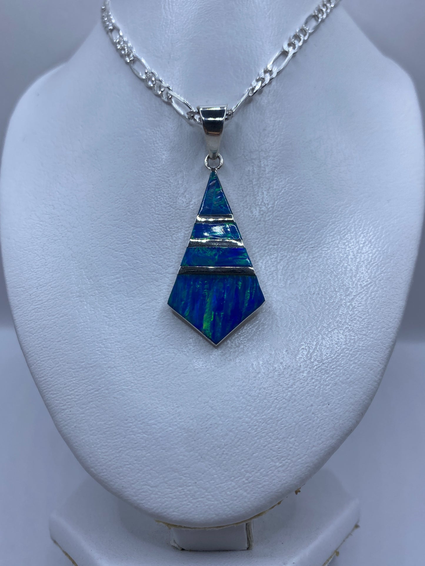 Detalle del engaste de ópalo de fuego en plata .925, bandas geométricas