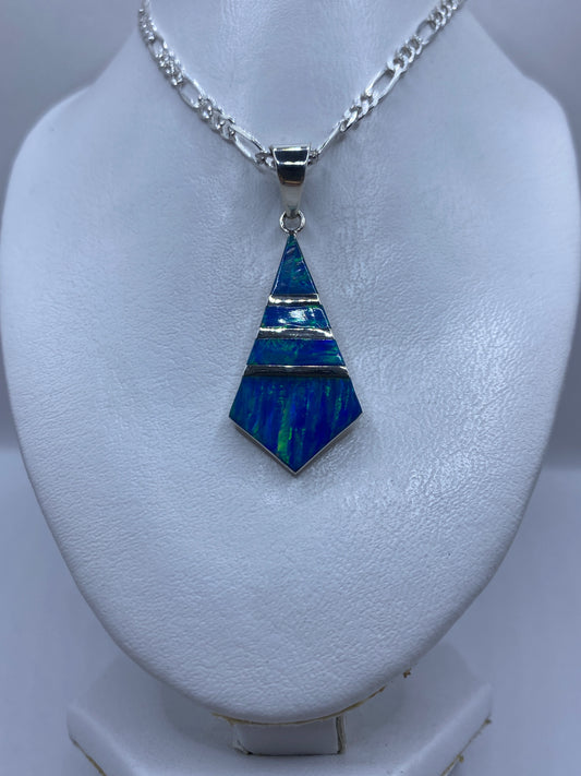 Detalle del engaste de ópalo de fuego en plata .925, bandas geométricas