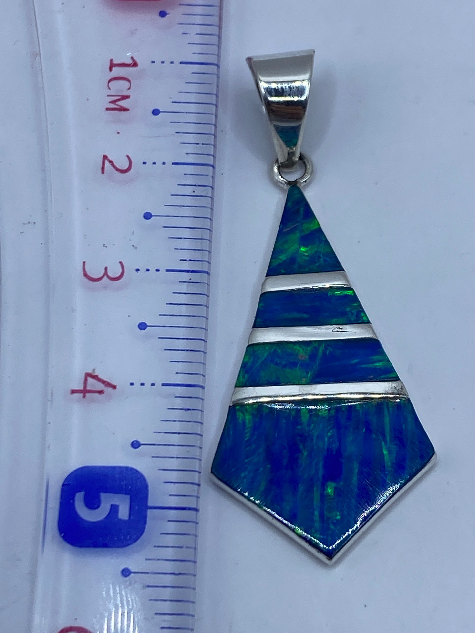Reverso del dije mostrando el sello 925 y el acabado pulido de la plata