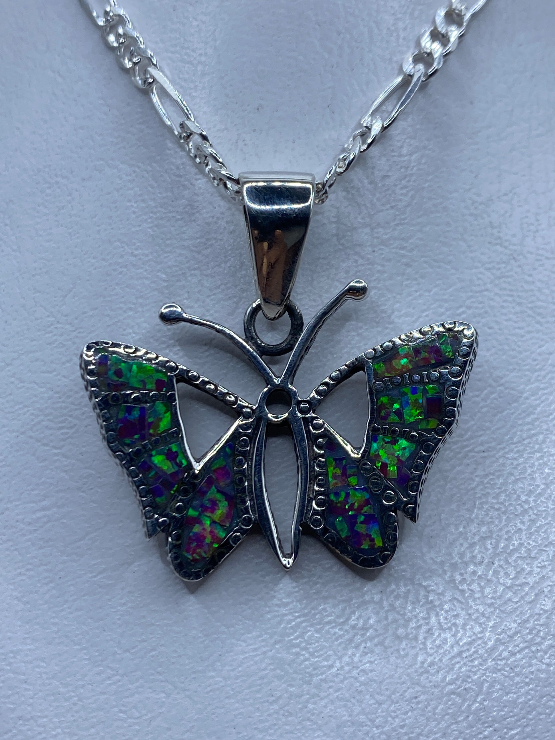 Dije mariposa de plata .950 con ópalo de fuego multicolor, vista frontal