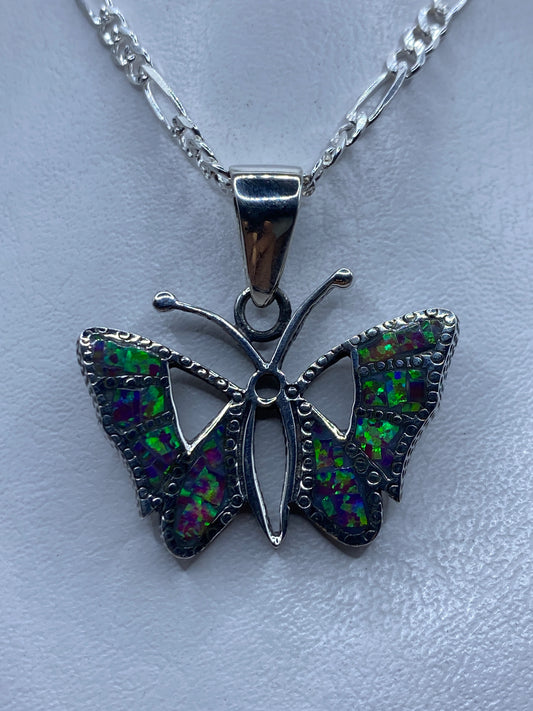 Dije mariposa de plata .950 con ópalo de fuego multicolor, vista frontal
