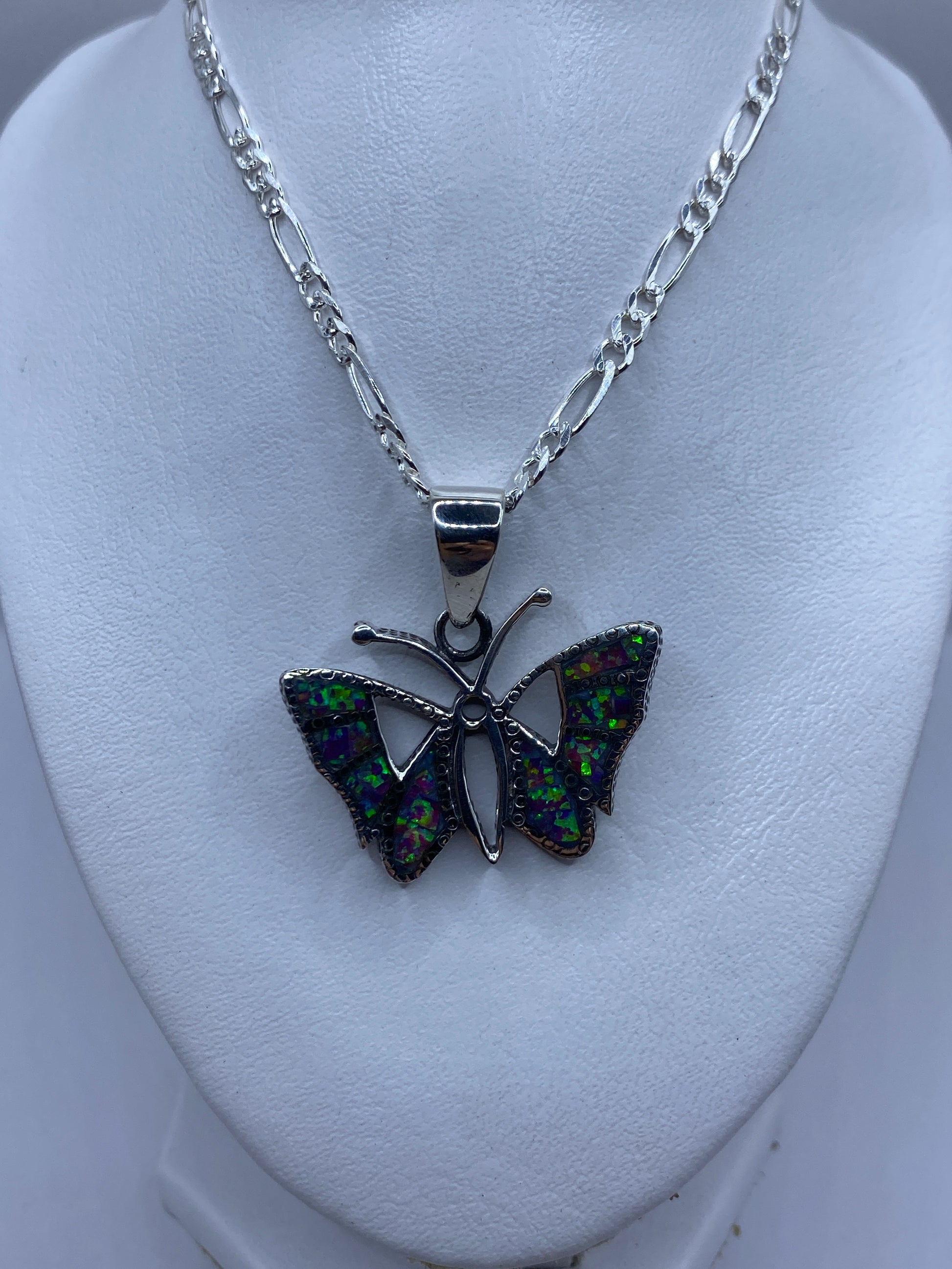 Engaste a mano del ópalo de fuego en dije mariposa de Taxco