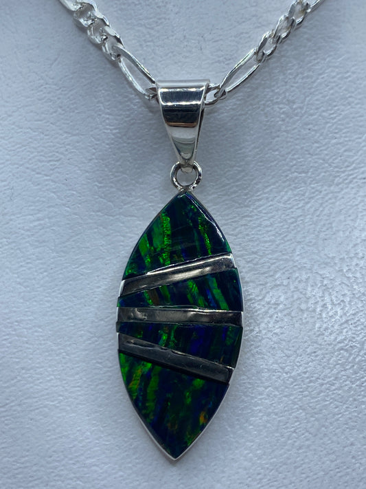 Dije de plata .950 con Ópalo de Fuego verde veteado, forma de hoja, colgado de una cadena plateada figaro