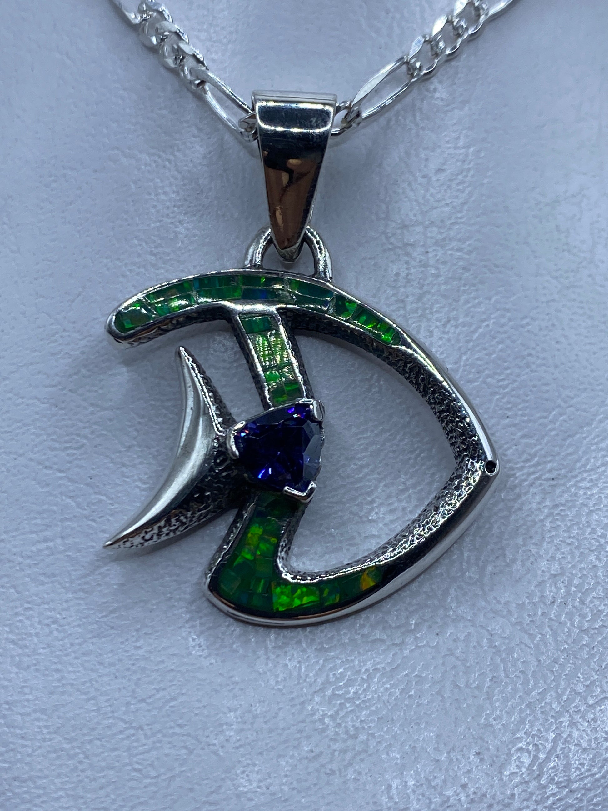 Dije de plata serpiente con ópalo de fuego verde limón, vista frontal sobre cadena figaro