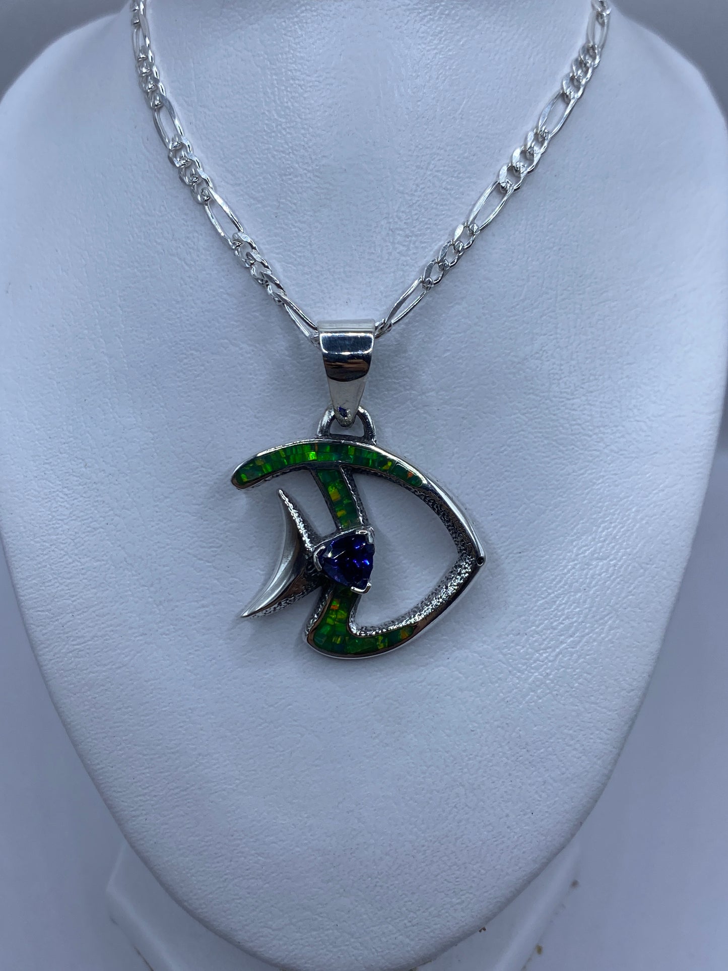 Detalle de la serpiente y el granulado de plata en el cuerpo