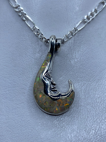 Dije de plata con ópalo de fuego multicolor en forma de gota con rostro artesanal