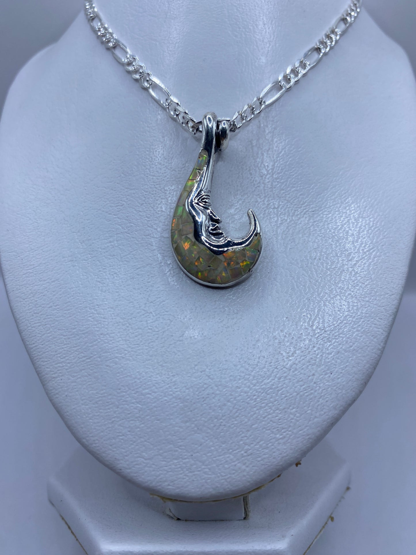 Ópalo de fuego con tonos naranja y amarillo engastado en plata .950