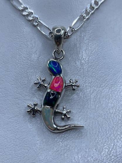 Dije lagartija en plata .950 con ópalo de fuego multicolor, colgado en cadena figaro sobre piel