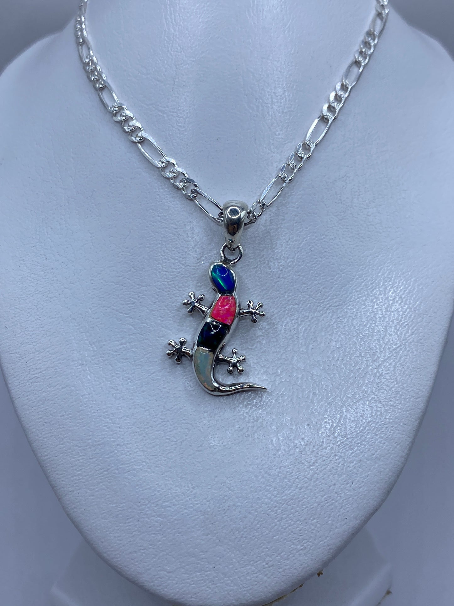 Detalle del engaste del ópalo de fuego en plata .950, mostrando la incrustación a mano