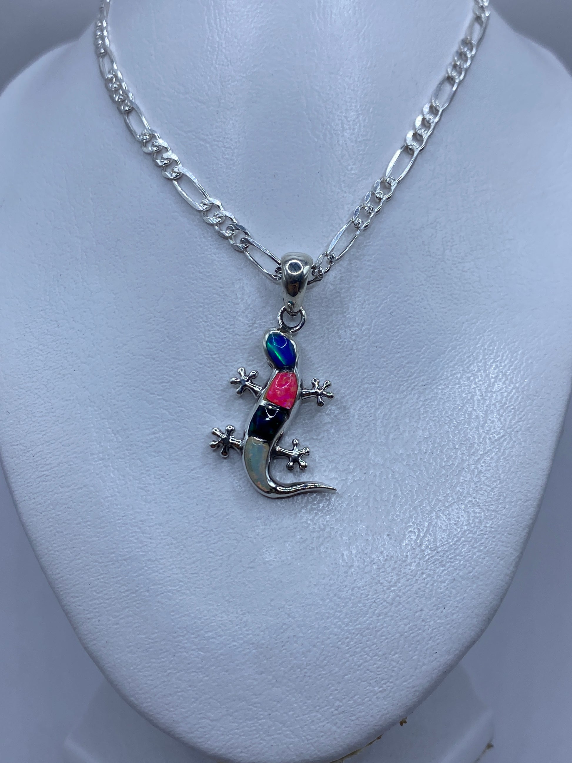 Detalle del engaste del ópalo de fuego en plata .950, mostrando la incrustación a mano