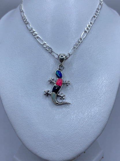 Detalle del engaste del ópalo de fuego en plata .950, mostrando la incrustación a mano