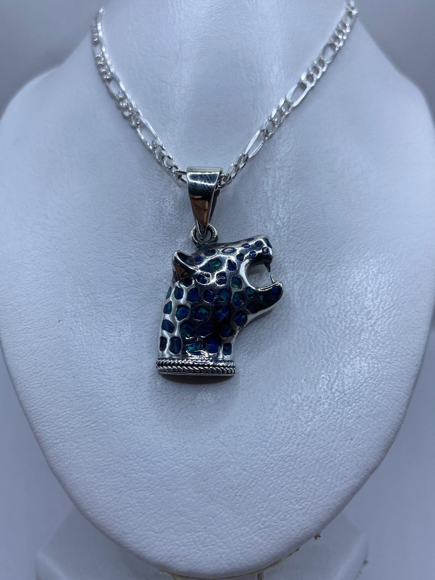 Detalle frontal del ópalo de fuego azul engastado en plata .950
