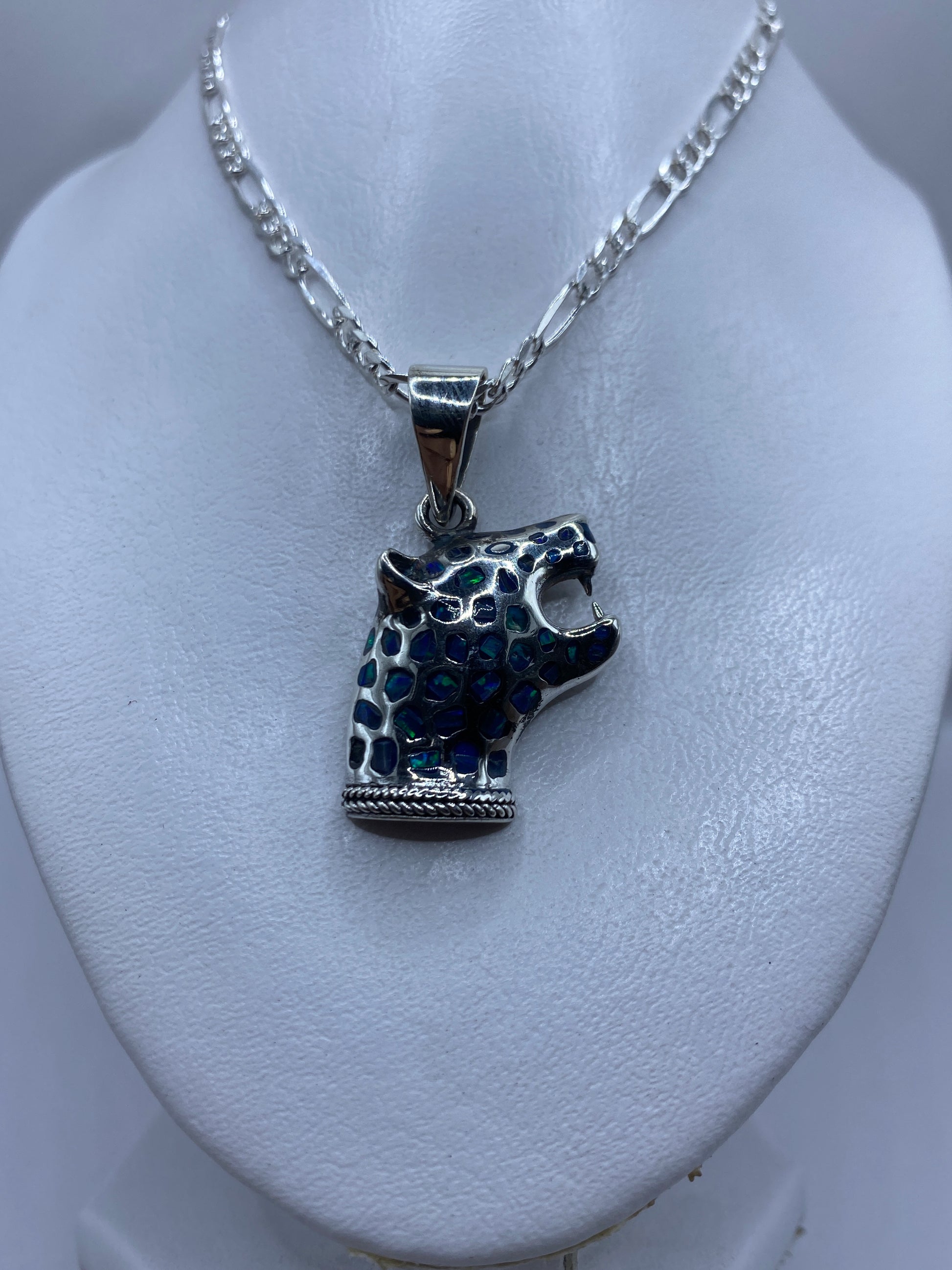 Detalle frontal del ópalo de fuego azul engastado en plata .950