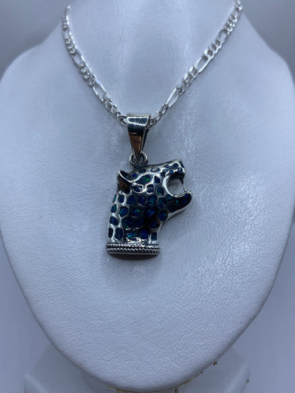 Detalle frontal del ópalo de fuego azul engastado en plata .950