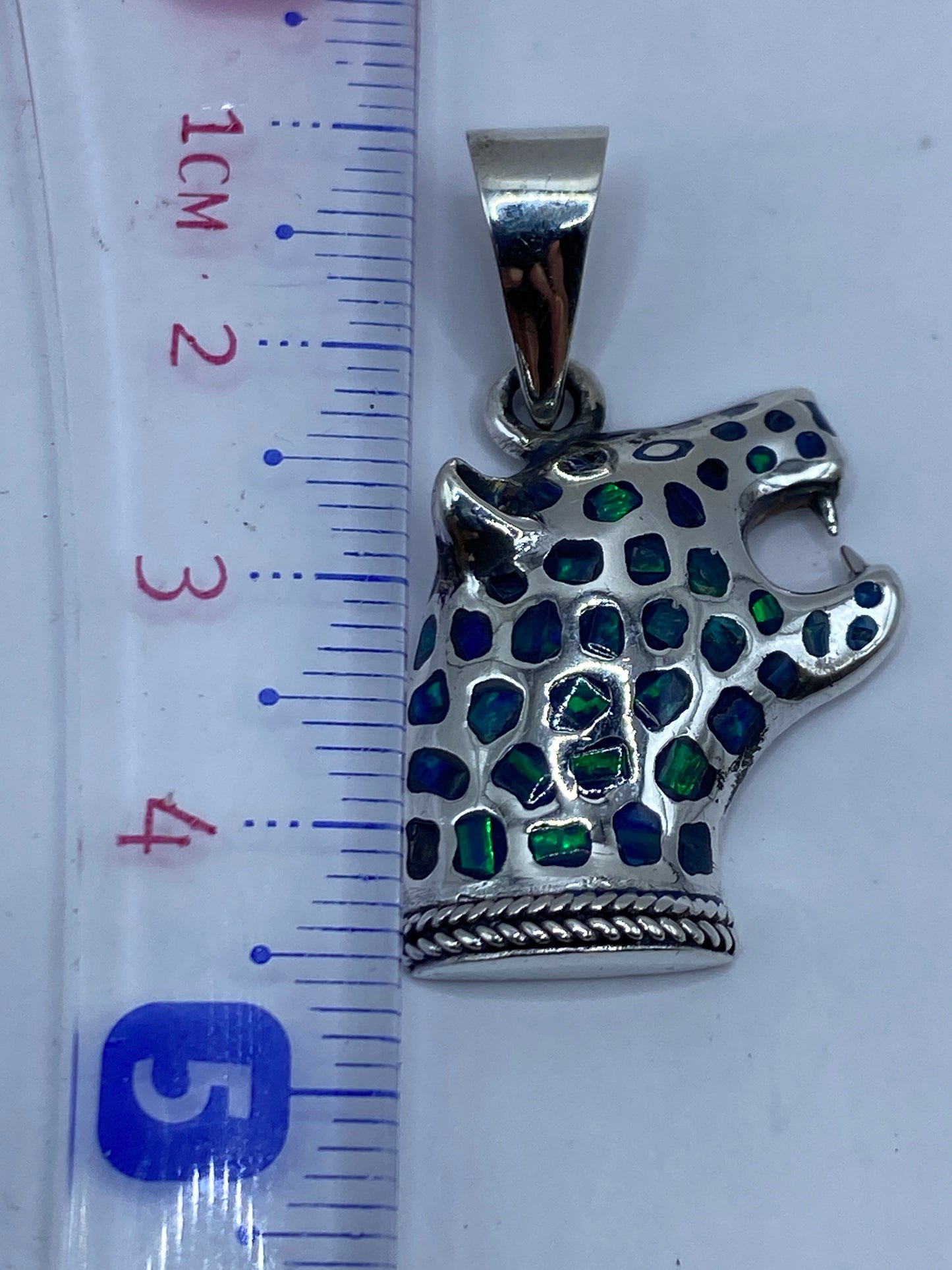 Dije de 4.3 cm en balanza de precisión con certificado de lote
