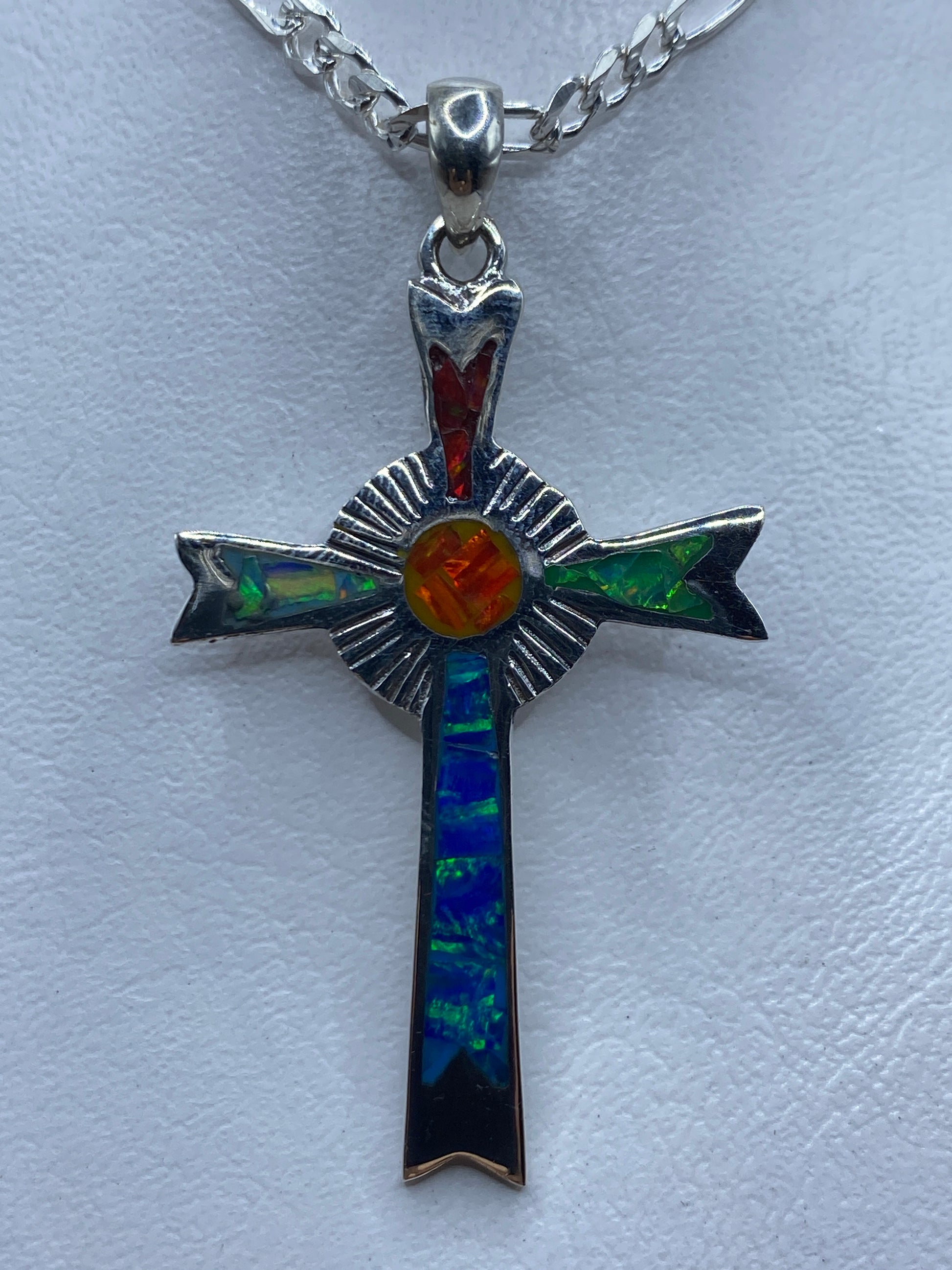 Dije cruz de plata .950 con ópalo de fuego multicolor engastado en el centro, vista frontal