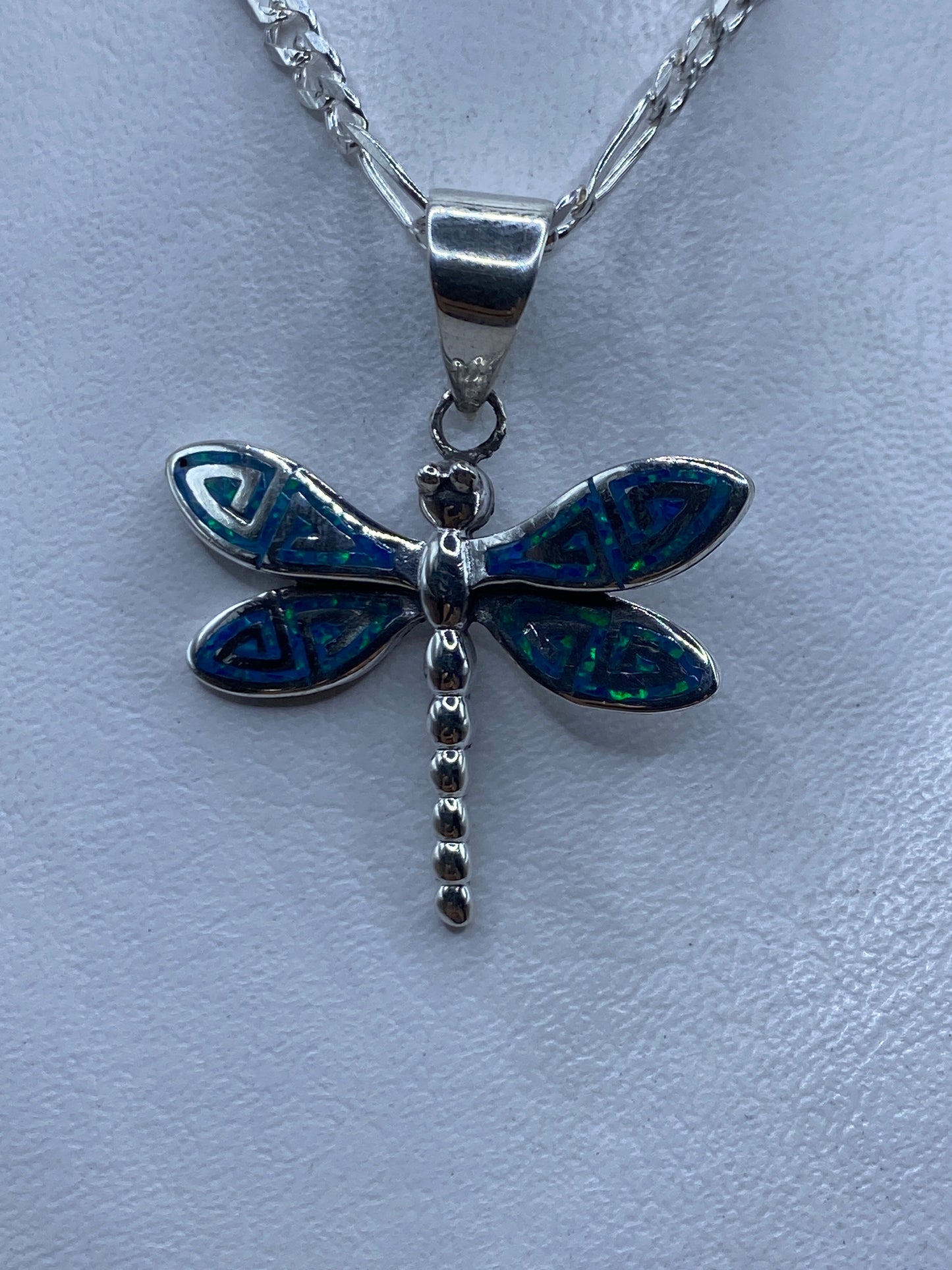 Dije libélula de plata .950 con ópalo de fuego azul incrustado, colgando de una cadena