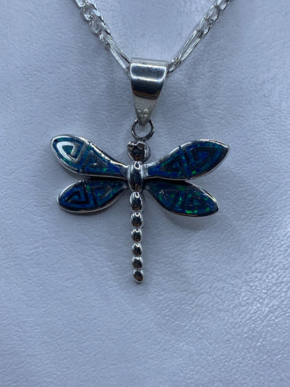 Dije libélula de plata .950 con ópalo de fuego azul incrustado, colgando de una cadena