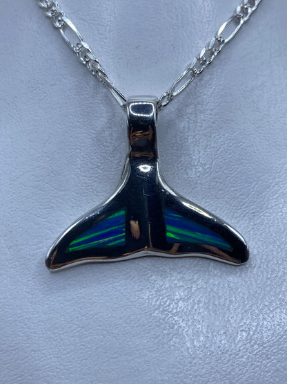 Dije de plata .925 en forma de cola de ballena con Ópalo de Fuego azul engastado, colgando de cadena plateada