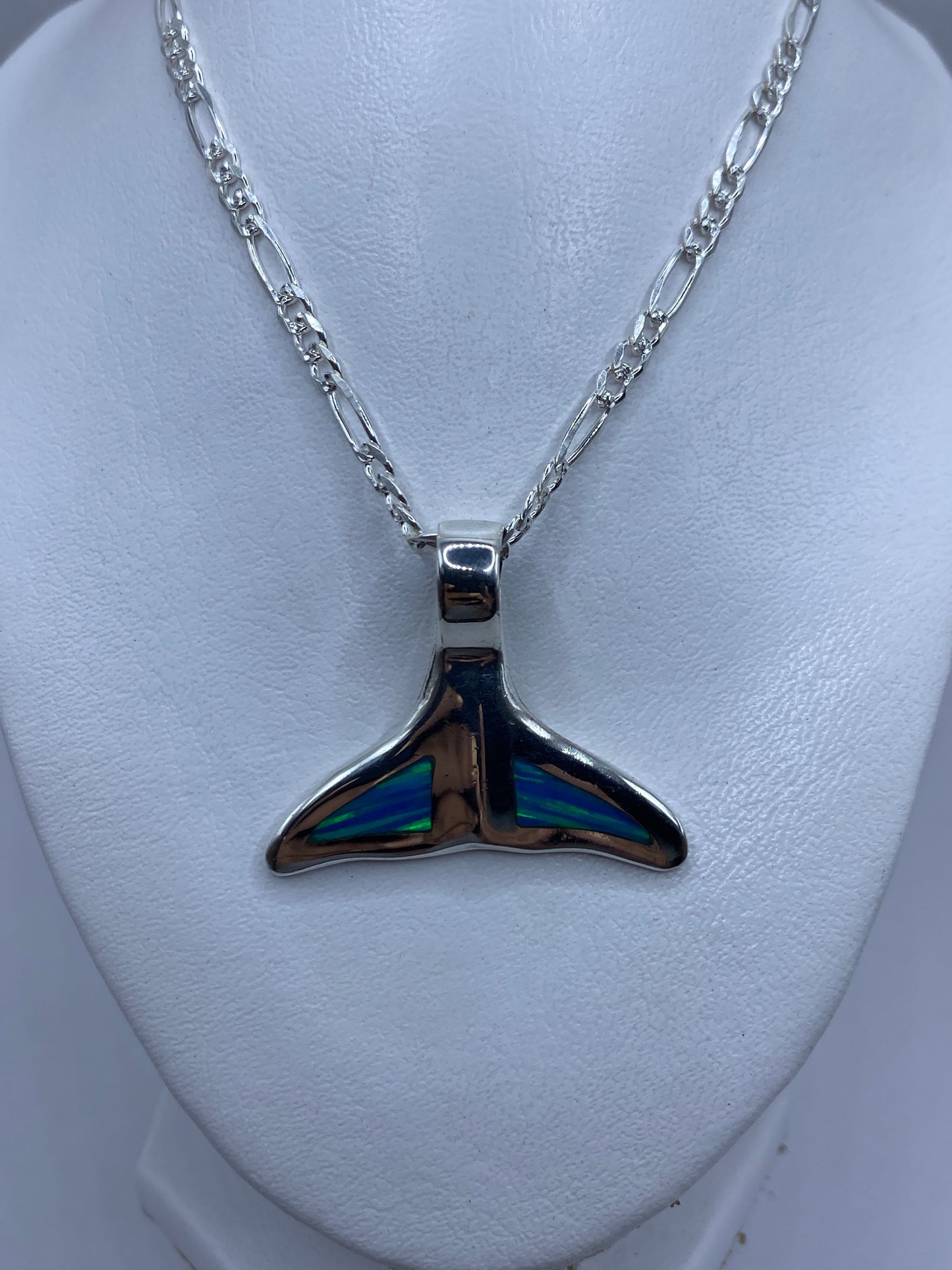 Detalle del engaste de ópalo de fuego azul en plata .925 de Taxco