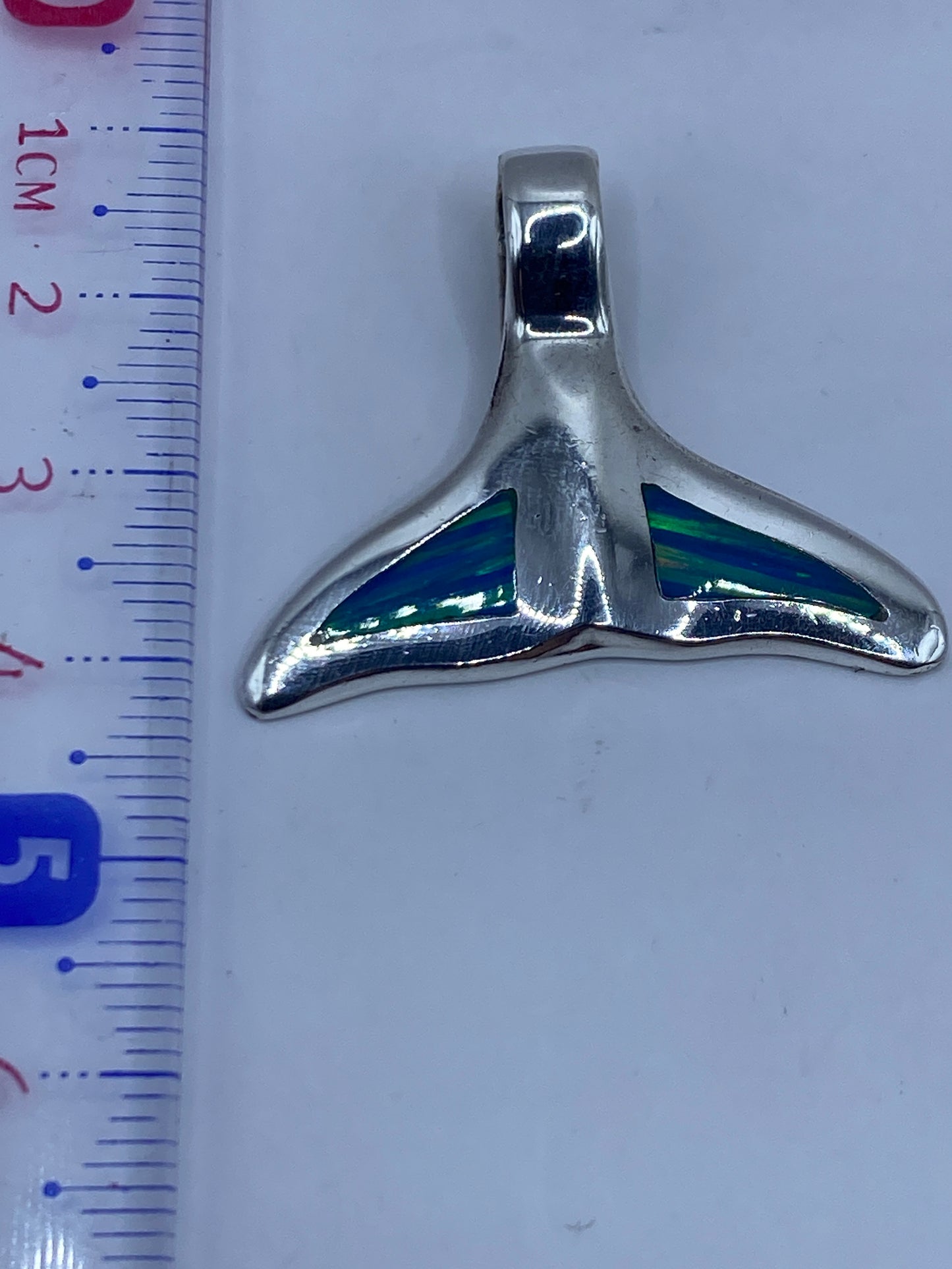 Dije de 4 cm sobre regla mostrando tamaño real, con marca de Quinto 925 visible