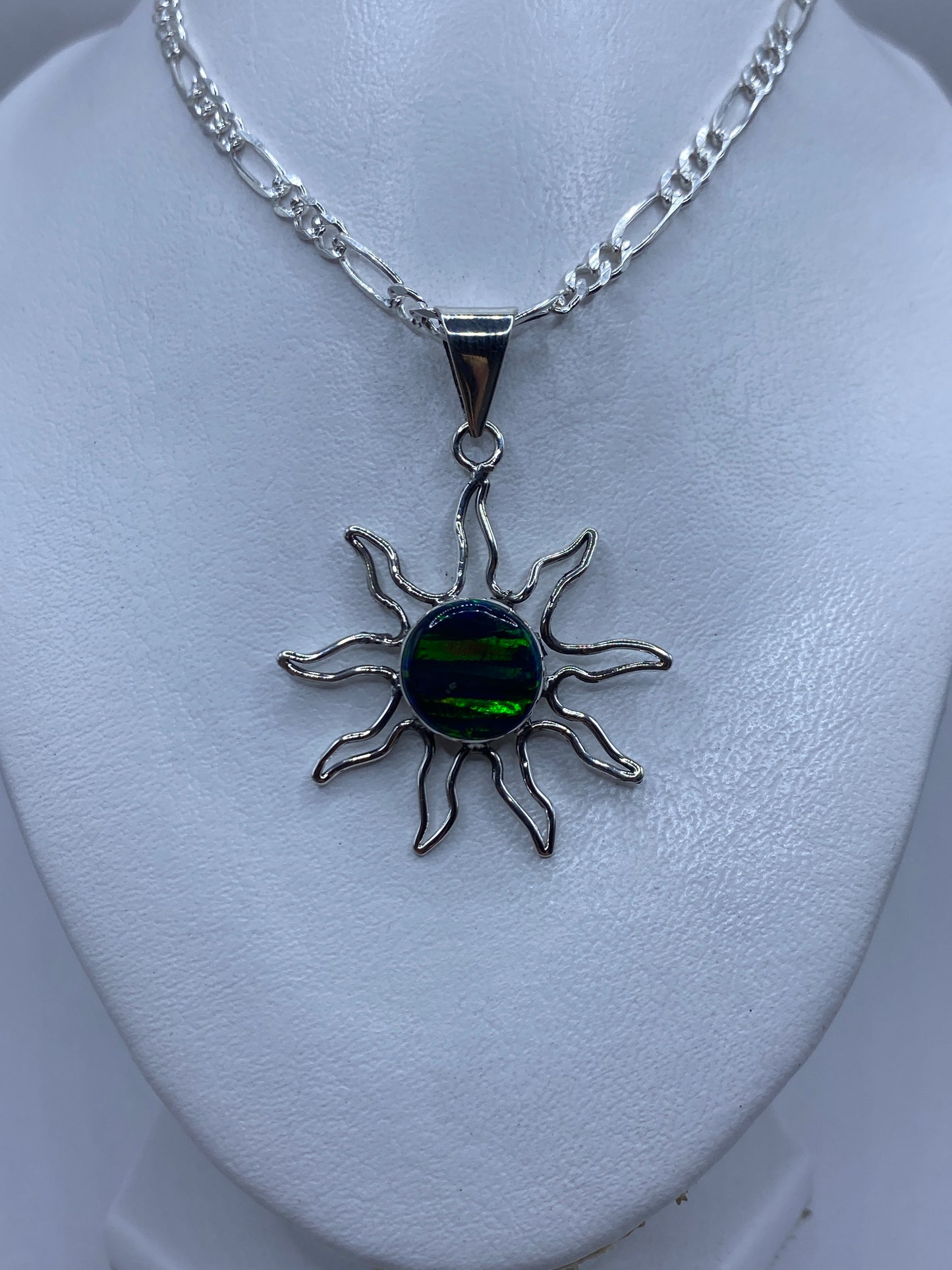 Detalle del ópalo de fuego verde engastado a mano en plata .950